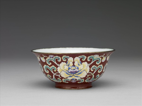 銅胎畫琺瑯紅地花卉紋碗