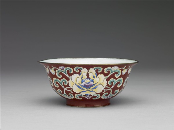 銅胎畫琺瑯紅地花卉紋碗