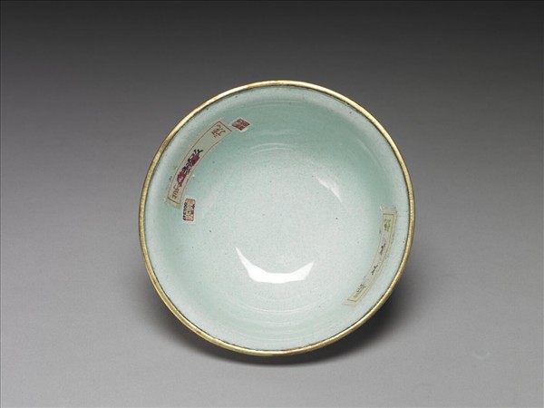 銅胎畫琺瑯紅地花卉紋碗