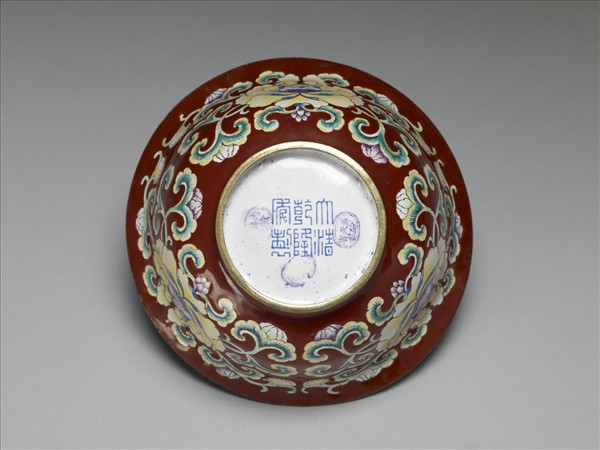 銅胎畫琺瑯紅地花卉紋碗