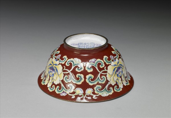 銅胎畫琺瑯紅地花卉紋碗