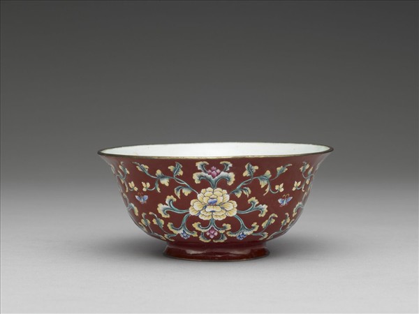 銅胎畫琺瑯紅地轉枝花卉紋碗
