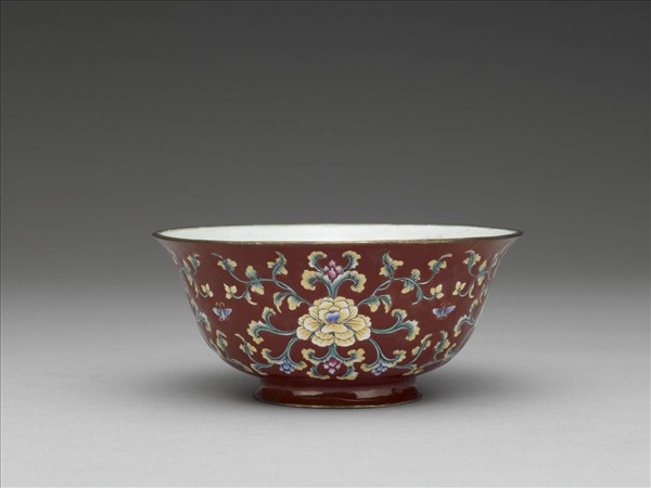 銅胎畫琺瑯紅地轉枝花卉紋碗