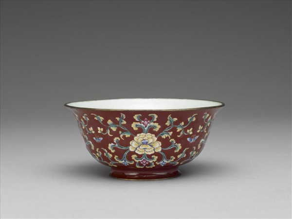 銅胎畫琺瑯紅地轉枝花卉紋碗