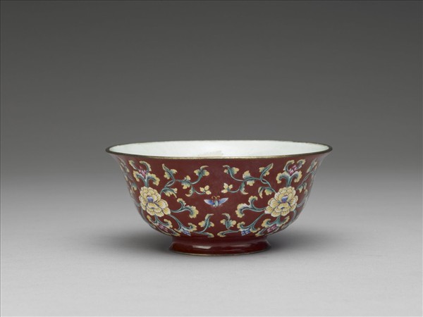 銅胎畫琺瑯紅地轉枝花卉紋碗
