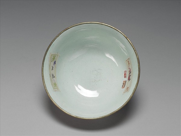 銅胎畫琺瑯紅地轉枝花卉紋碗