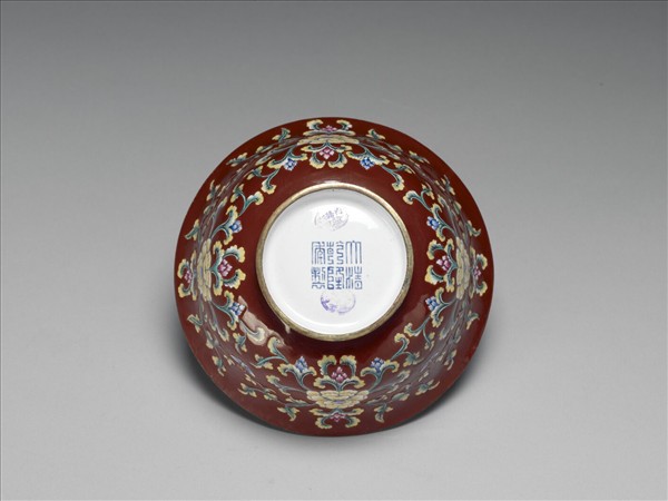 銅胎畫琺瑯紅地轉枝花卉紋碗
