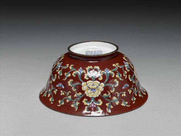 銅胎畫琺瑯紅地轉枝花卉紋碗