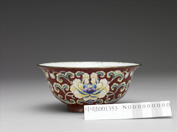 銅胎畫琺瑯紅地花卉紋碗