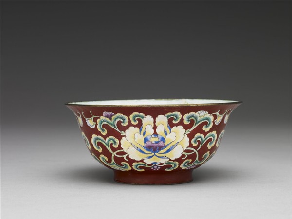 銅胎畫琺瑯紅地花卉紋碗