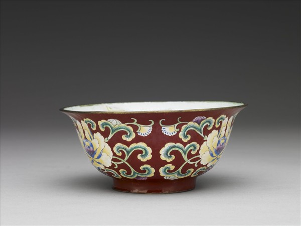 銅胎畫琺瑯紅地花卉紋碗
