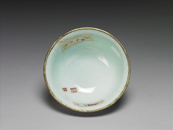 銅胎畫琺瑯紅地花卉紋碗