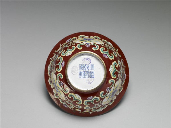 銅胎畫琺瑯紅地花卉紋碗