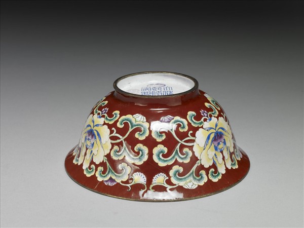 銅胎畫琺瑯紅地花卉紋碗