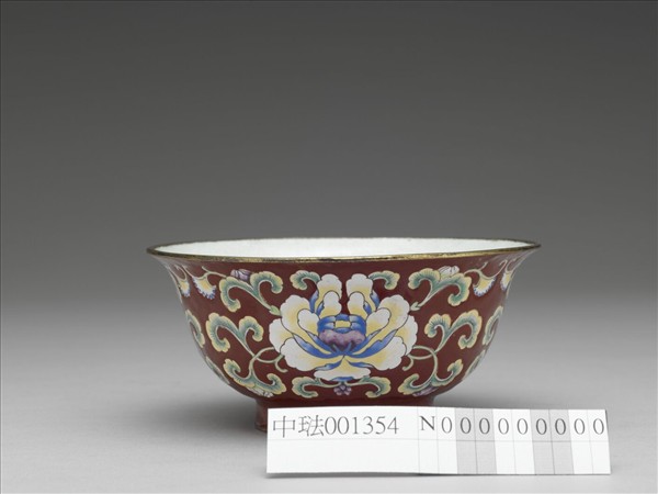 銅胎畫琺瑯紅地花卉紋碗