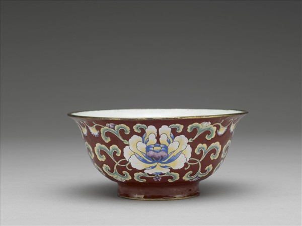 銅胎畫琺瑯紅地花卉紋碗