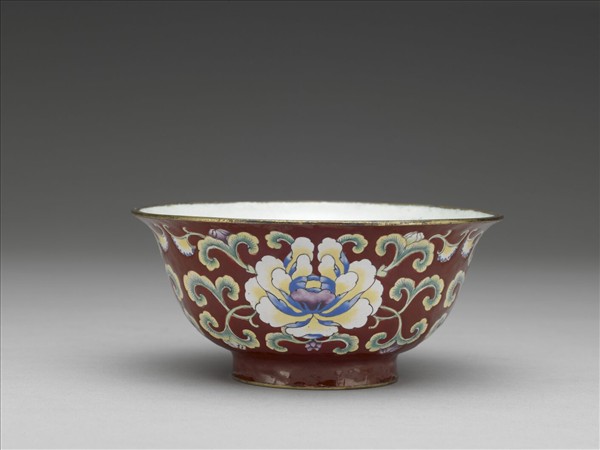 銅胎畫琺瑯紅地花卉紋碗