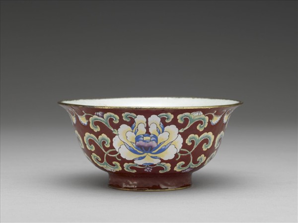 銅胎畫琺瑯紅地花卉紋碗
