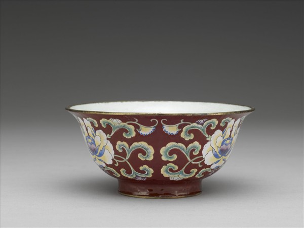 銅胎畫琺瑯紅地花卉紋碗