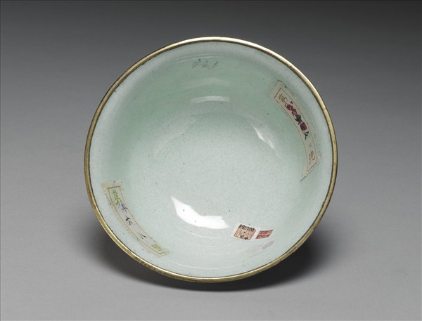 銅胎畫琺瑯紅地花卉紋碗