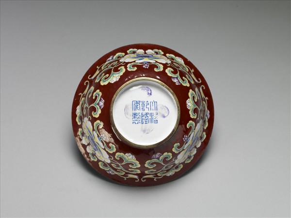 銅胎畫琺瑯紅地花卉紋碗