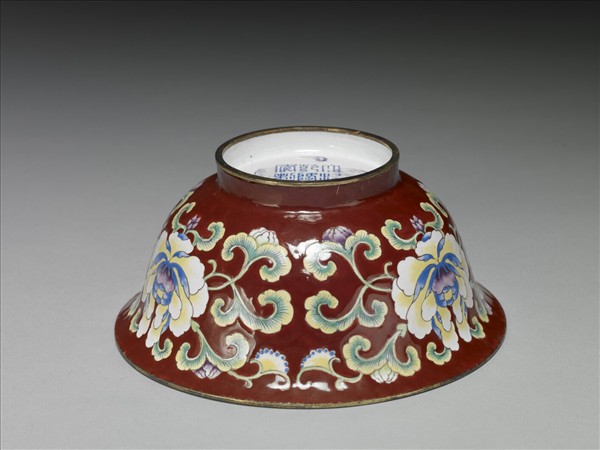 銅胎畫琺瑯紅地花卉紋碗