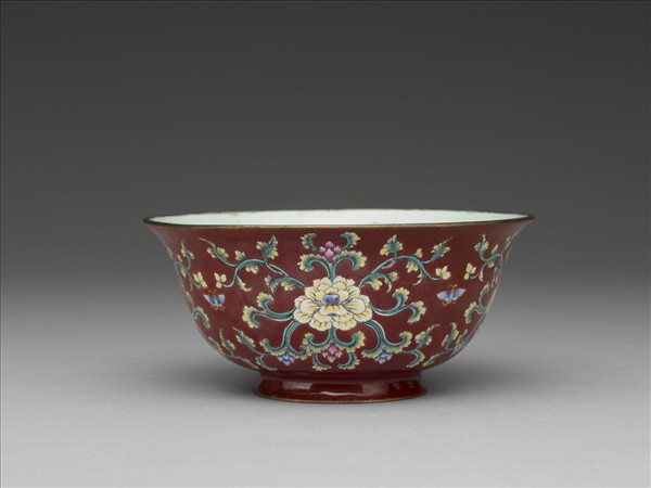 銅胎畫琺瑯紅地轉枝花卉紋碗