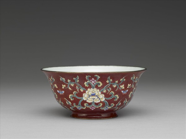 銅胎畫琺瑯紅地轉枝花卉紋碗