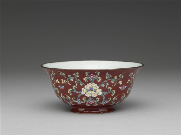 銅胎畫琺瑯紅地轉枝花卉紋碗