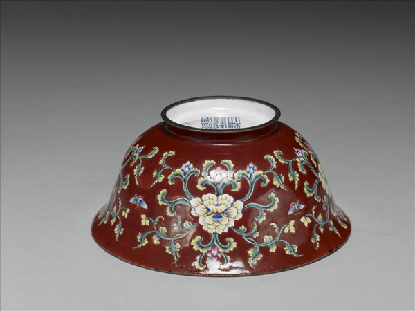 銅胎畫琺瑯紅地轉枝花卉紋碗