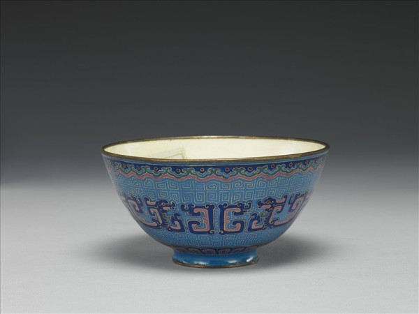 銅胎畫琺瑯藍地龍紋碗