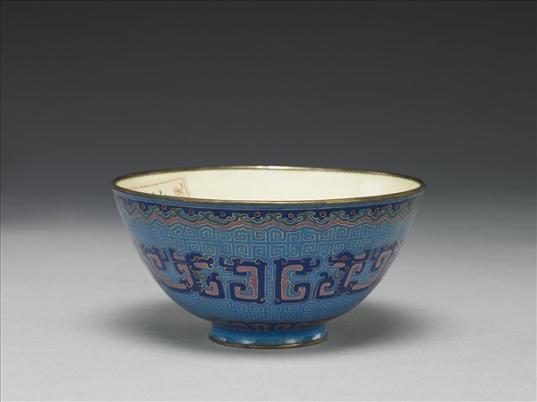 銅胎畫琺瑯藍地龍紋碗