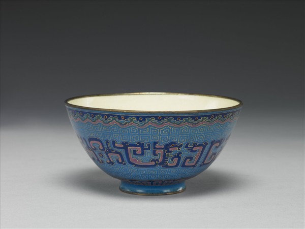 銅胎畫琺瑯藍地龍紋碗