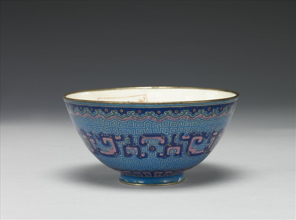 銅胎畫琺瑯藍地龍紋碗