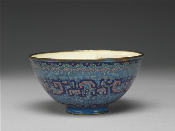 銅胎畫琺瑯藍地龍紋碗