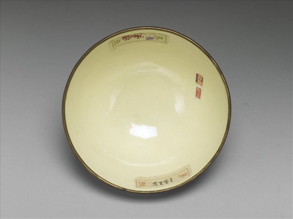 銅胎畫琺瑯藍地龍紋碗