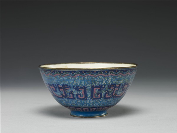 銅胎畫琺瑯藍地龍紋碗