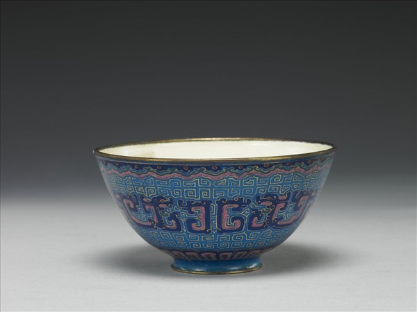 銅胎畫琺瑯藍地龍紋碗