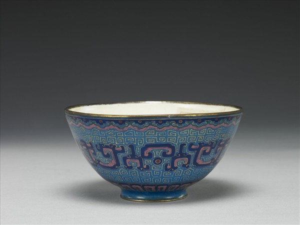 銅胎畫琺瑯藍地龍紋碗