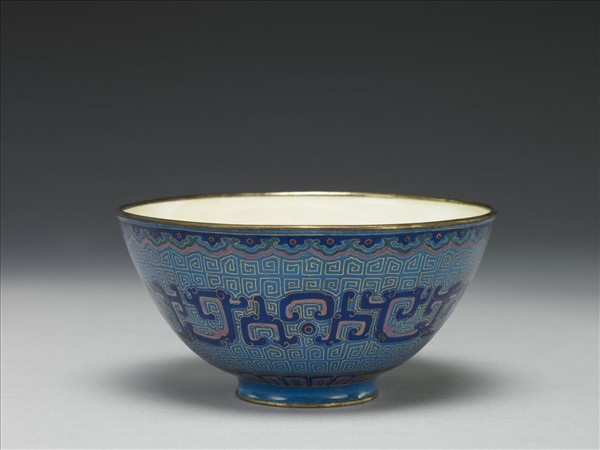 銅胎畫琺瑯藍地龍紋碗