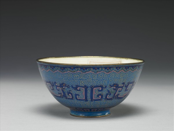 銅胎畫琺瑯藍地龍紋碗