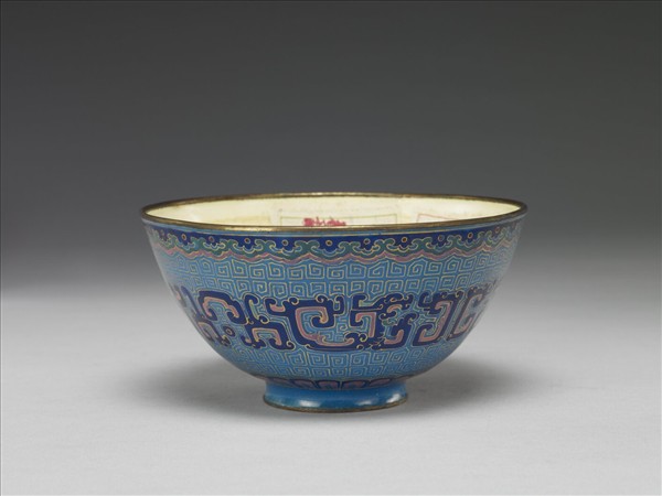 銅胎畫琺瑯藍地龍紋碗