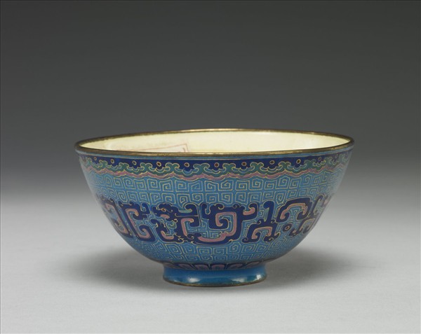 銅胎畫琺瑯藍地龍紋碗