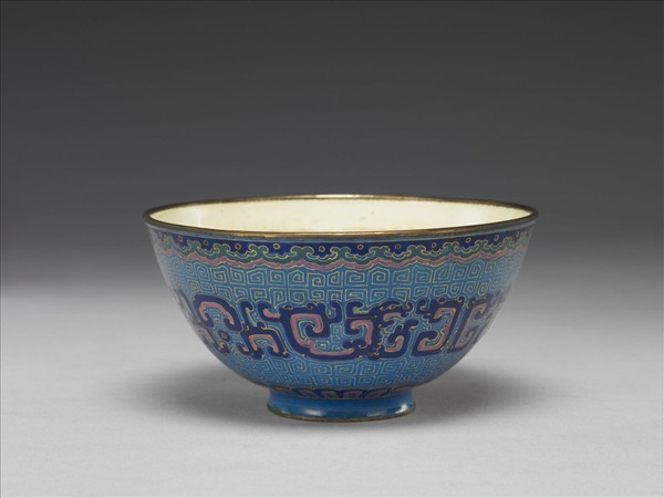 銅胎畫琺瑯藍地龍紋碗