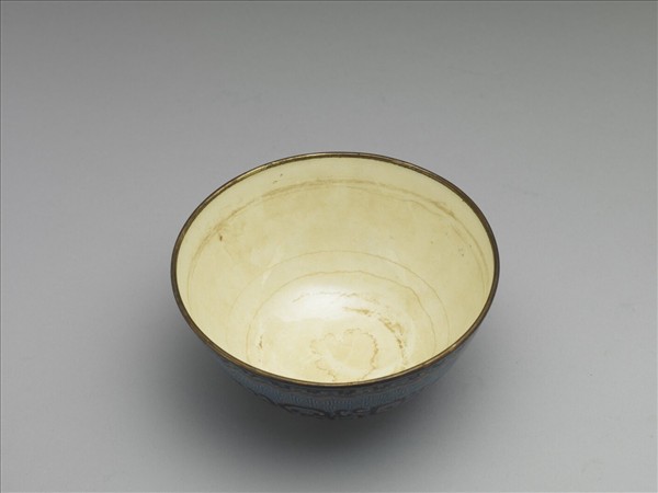 銅胎畫琺瑯藍地龍紋碗