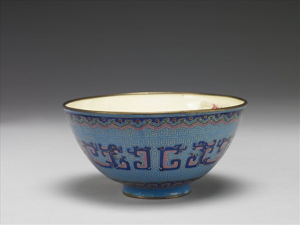 銅胎畫琺瑯藍地龍紋碗