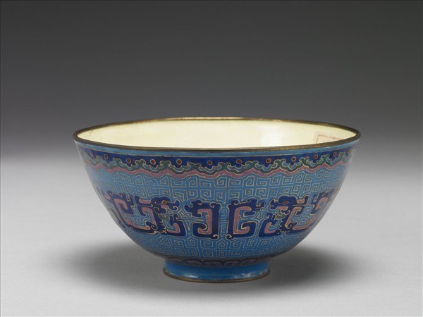 銅胎畫琺瑯藍地龍紋碗