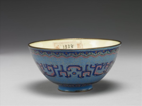 銅胎畫琺瑯藍地龍紋碗