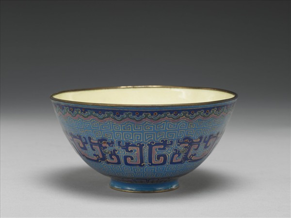 銅胎畫琺瑯藍地龍紋碗