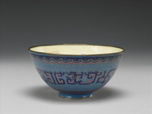 銅胎畫琺瑯藍地龍紋碗